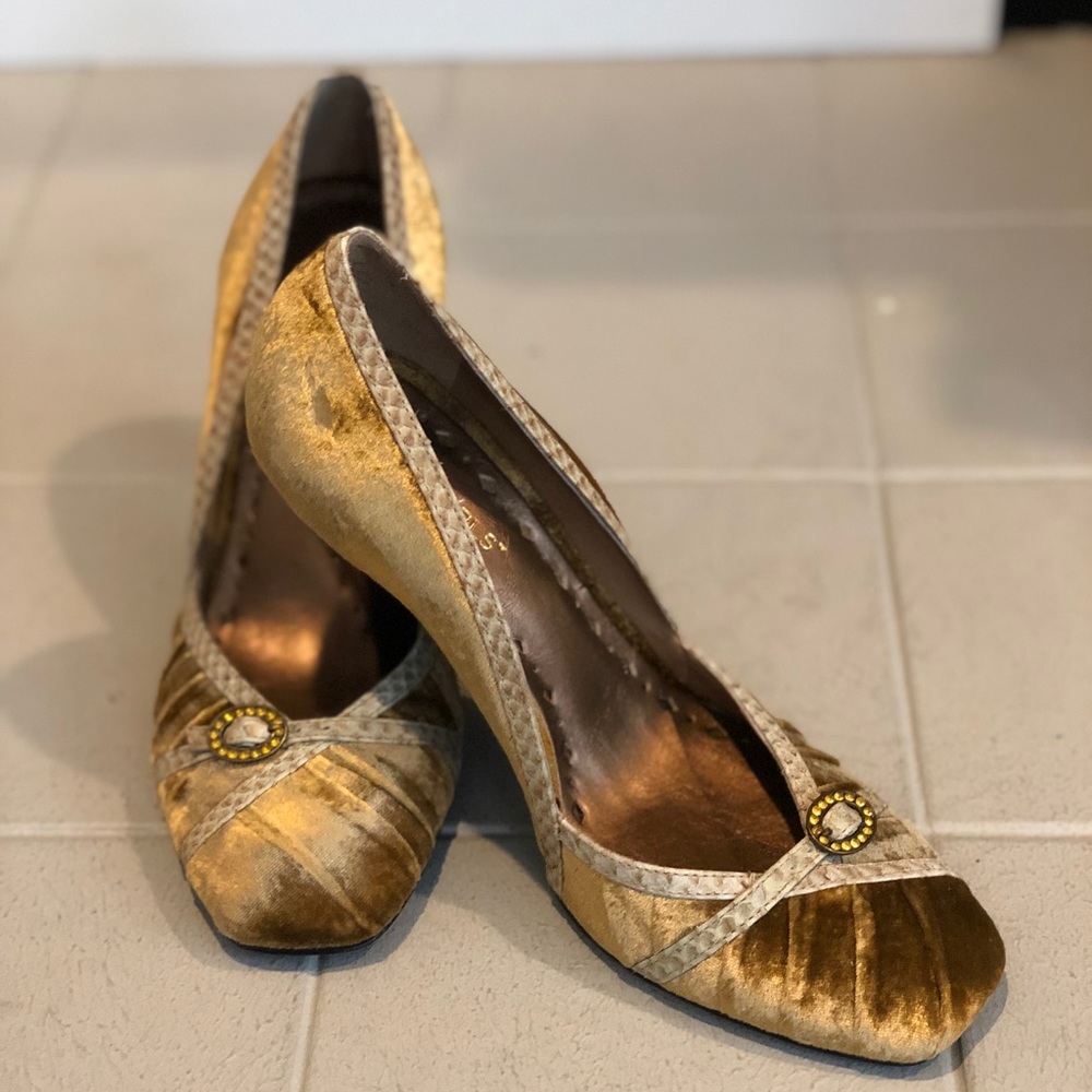 Vintage style heels